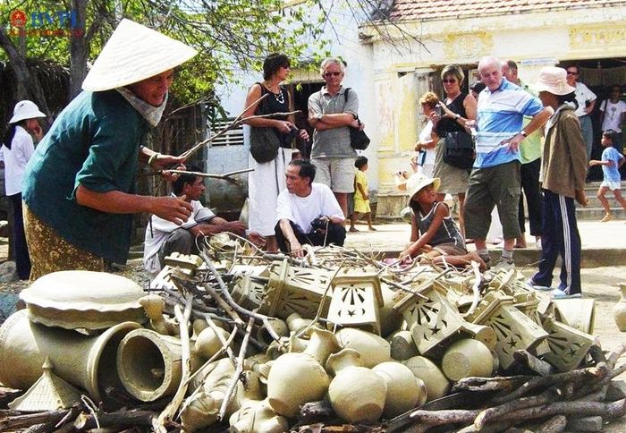 Với kỹ thuật chế tác truyền thống độc đáo, trong đó bệ nặn cố định, nghệ nhân chạy quanh bệ nặn, nghề sản xuất gốm Chăm ở Khánh Hòa thu hút khách du lịch trong nước và quốc tế. Ảnh: NH.