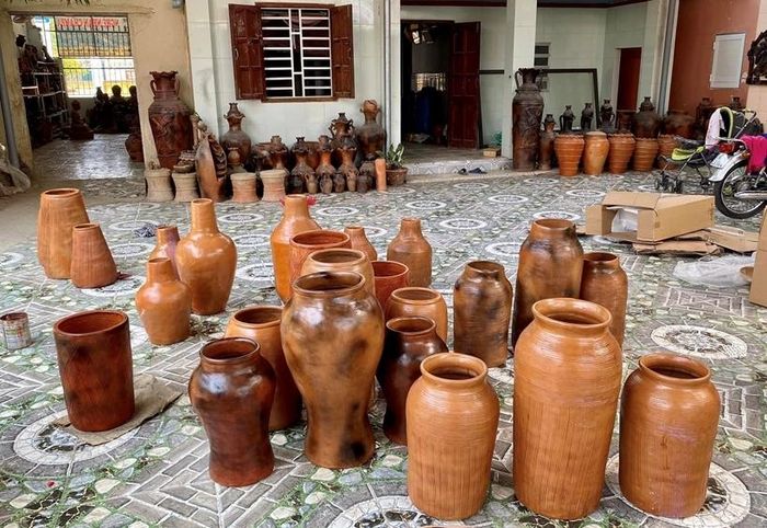 Gốm Chăm Bàu Trúc Khánh Hòa mang sắc màu thô mộc đặc trưng. Ảnh: Gốm Chăm Đàng Xem.
