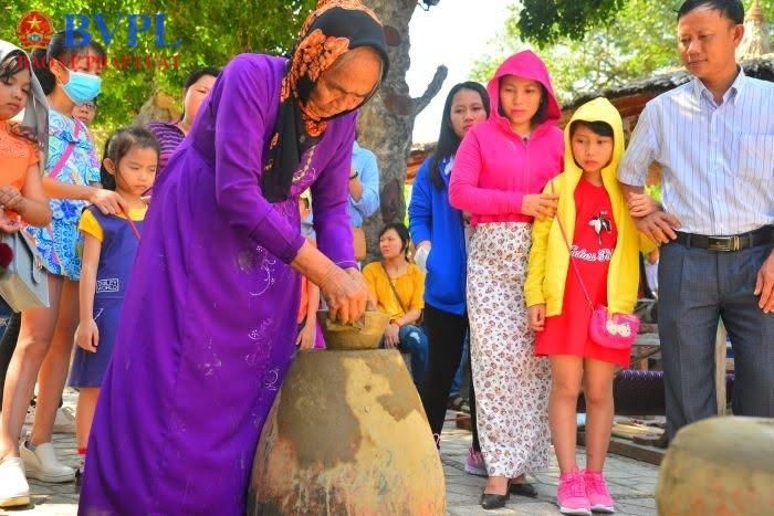 Nghệ nhân trình diễn kỹ thuật nặn gốm. Ảnh: NH.