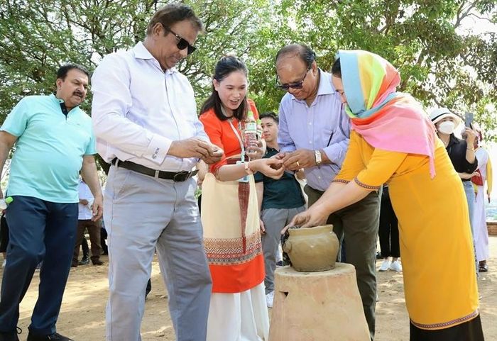 Du khách nước ngoài 'mục sở thị' nghệ thuật làm gốm Chăm, trong đó quá trình nặn gốm, nghệ nhân chạy quanh bệ nặn cố định. Ảnh: Gốm Bàu Trúc Champa.