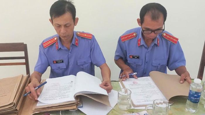 Kiểm sát viên, Kiểm tra viên trực tiếp kiểm tra hồ sơ tạm giữ, tạm giam.