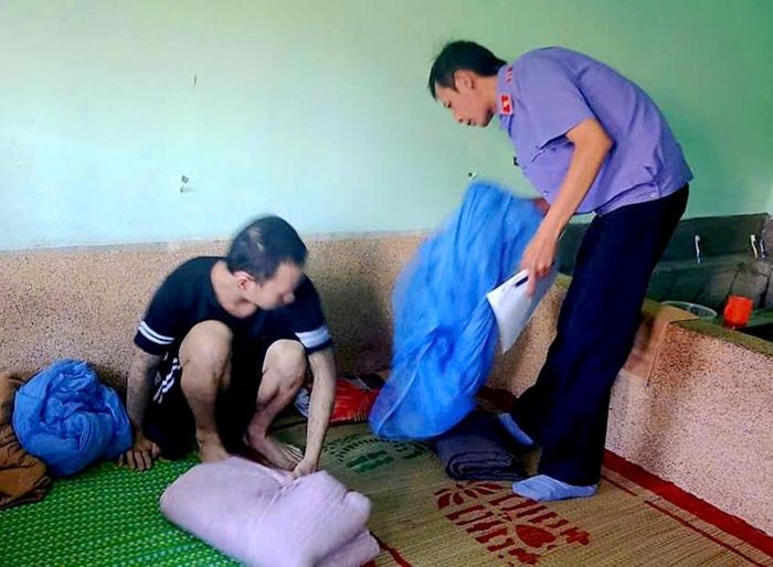 Kiểm sát viên kiểm sát tại buồng tạm giam.