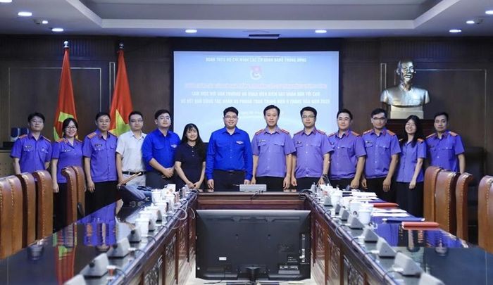 Đại biểu chụp ảnh lưu niệm.
