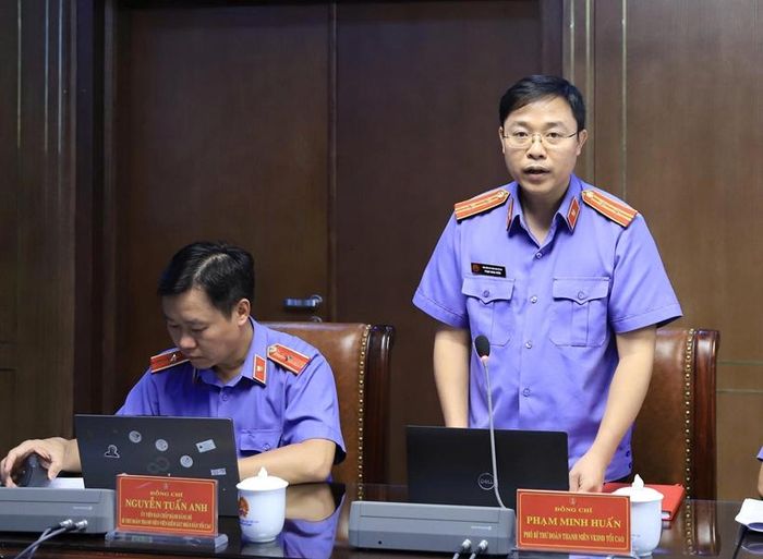 Đồng chí Phạm Minh Huấn, Phó Bí thư Đoàn Thanh niên VKSND tối cao trình bày Báo cáo tóm tắt kết quả công tác Đoàn.