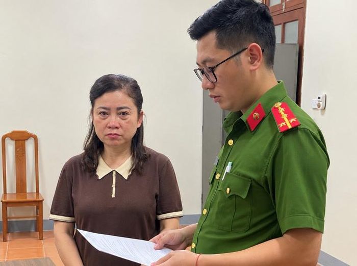 Cơ quan CSĐT Công an tỉnh Lạng Sơn tống đạt quyết định, lệnh tố tụng đối với bị can Lộc Thị Hồng. Ảnh: CQCA