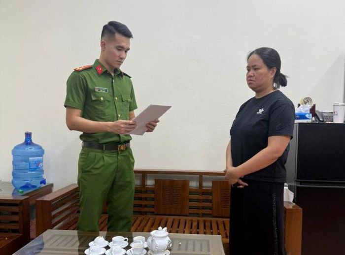 Cơ quan CSĐT Công an tỉnh Lạng Sơn tống đạt quyết định và lệnh tố tụng đối với bị can Đỗ Kim Nhung. Ảnh: CQCA
