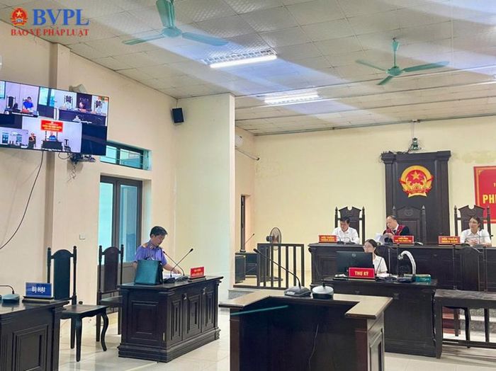 Kiểm sát viên VKSND khu vực 10 thực hiện chức năng công tố, kiểm sát xét xử tại phiên toà.