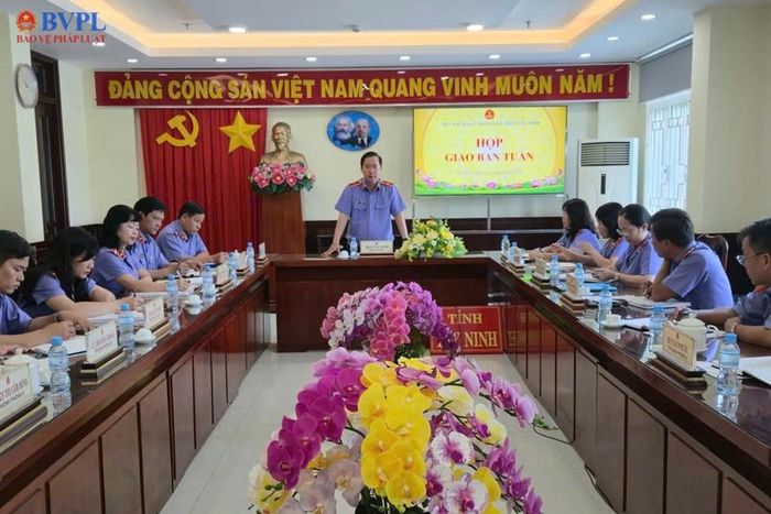   Đồng chí Mai Văn Linh, Viện trưởng VKSND tỉnh Tây Ninh phát biểu chỉ đạo tại một cuộc họp giao ban tuần của đơn vị.