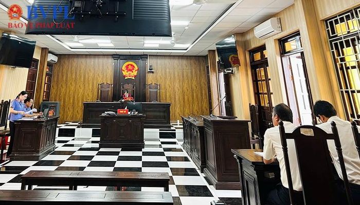 Quang cảnh phiên tòa xét xử vụ án thứ nhất.