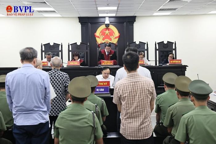 Quang cảnh Hội đồng xét xử tuyên án. Ảnh: H.Nguyên.