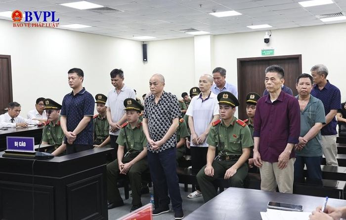 Các bị cáo đứng nghe Hội đồng xét xử tuyên án. Ảnh: H.Nguyên.