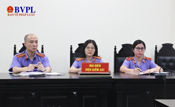 Các Kiểm sát viên đại diện VKSND TP Hà Nội thực hành quyền công tố và kiểm sát xét xử tại phiên tòa. Ảnh: H.Nguyên.