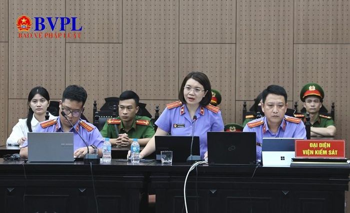 Đại diện Viện kiểm sát tham gia xét hỏi tại phiên tòa.