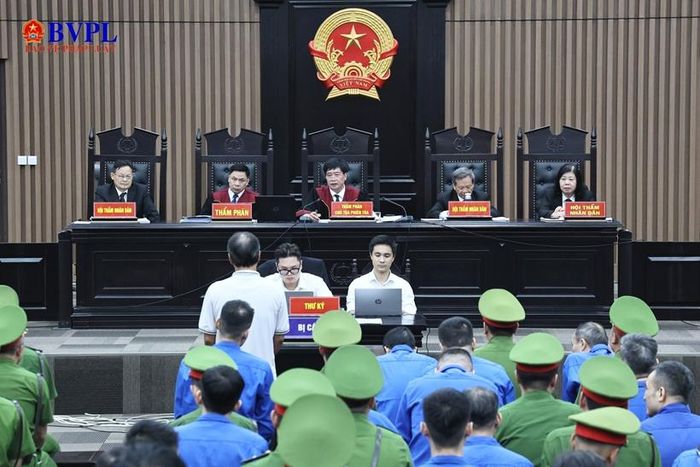 Hội đồng xét xử xét hỏi các bị cáo.