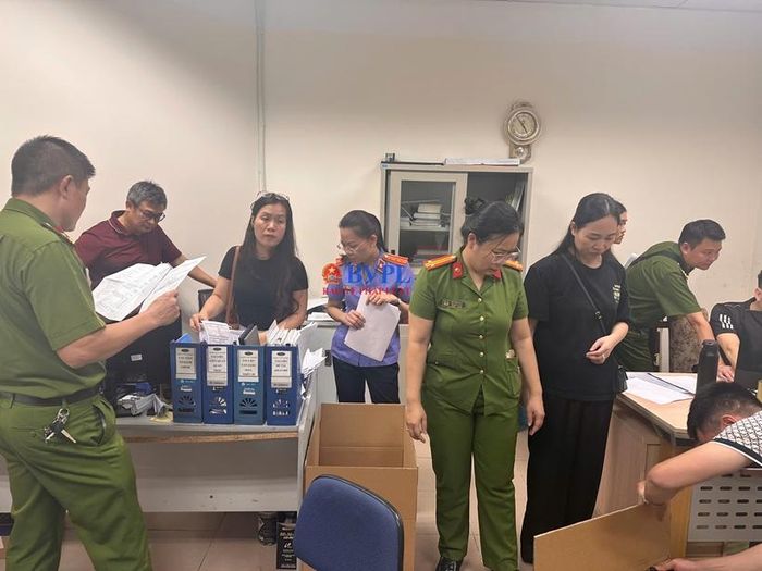 Kiểm sát viên kiểm sát việc thi hành Lệnh khám xét nơi làm việc bị can.