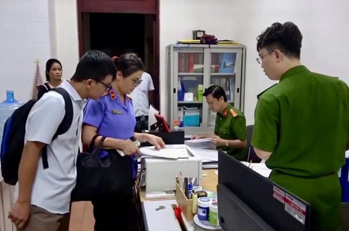 Kiểm sát viên tham gia việc khám xét nơi làm việc của các bị can.