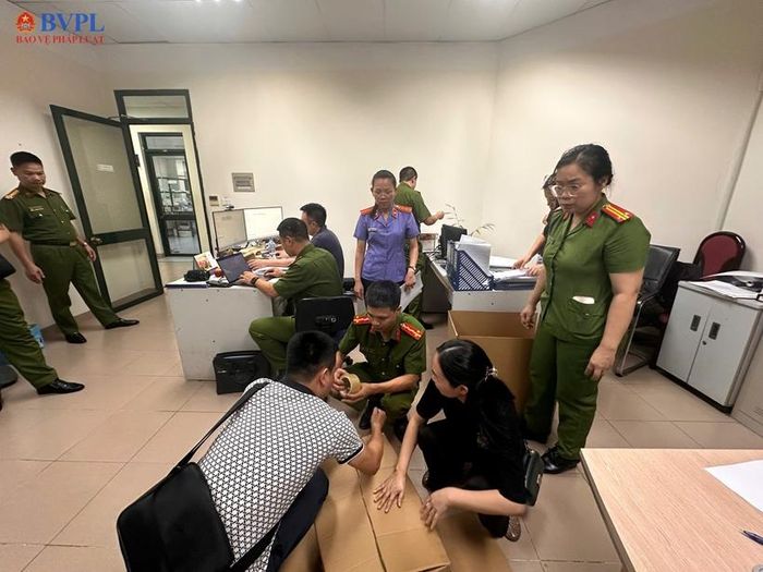 Kiểm sát viên kiểm sát việc thi hành Lệnh khám xét nơi làm việc bị can