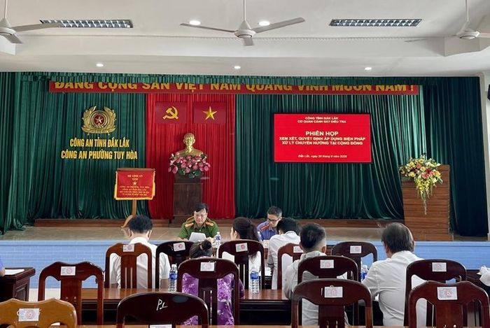 Phiên họp xem xét, quyết định áp dụng biện pháp xử lý chuyển hướng đối với bị can là người chưa thành niên. Ảnh: VKS