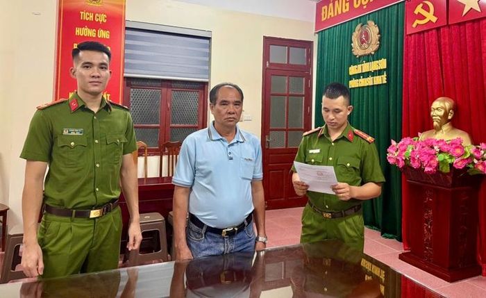 Cơ quan CSĐT Công an tỉnh Lạng Sơn tống đạt các văn bản tố tụng đối với bị can Hoàng Quang Biển. Ảnh: CQCA