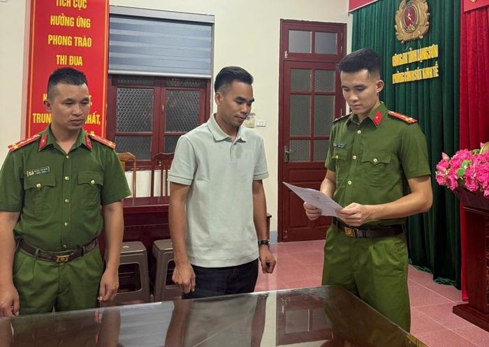 Cơ quan CSĐT Công an tỉnh Lạng Sơn tống đạt các văn bản tố tụng đối với bị can Hoàng Minh Hậu. Ảnh: CQCA