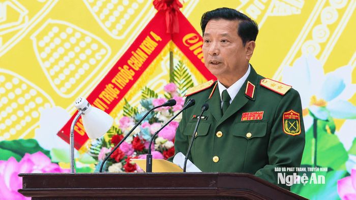 Trung tướng Hà Thọ Bình - Tư lệnh Quân khu 4 phát biểu tại buổi lễ. Ảnh: Sỹ Đức