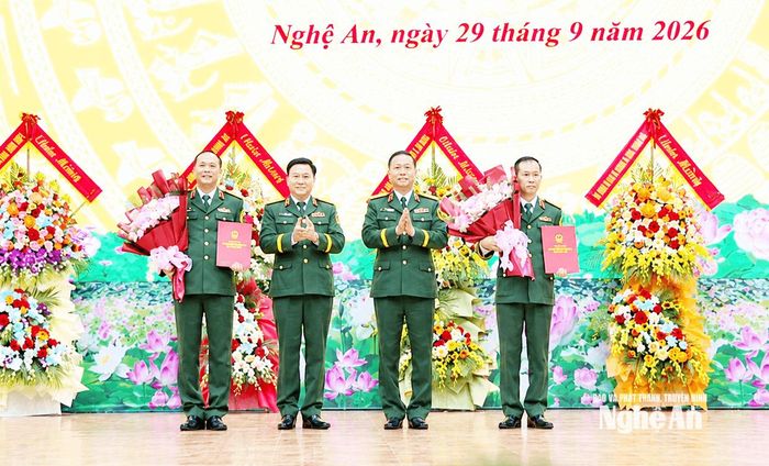 Lãnh đạo Quân khu 4 trao quyết định thành lập Phân hiệu 2 Trường Thiếu sinh quân miền Trung. Ảnh: Sỹ Đức