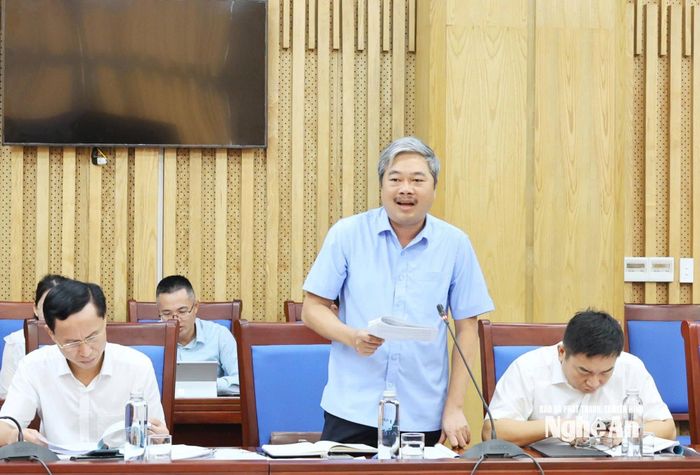 Phó Giám đốc Sở Tài chính Nguyễn Việt Hưng đề nghị cần xem xét lại tốc độ tăng thu nhập phù hợp với cả giai đoạn; cần đánh giá tính pháp lý và tính khả thi của ngân sách hỗ trợ. Ảnh: Lê Hằng