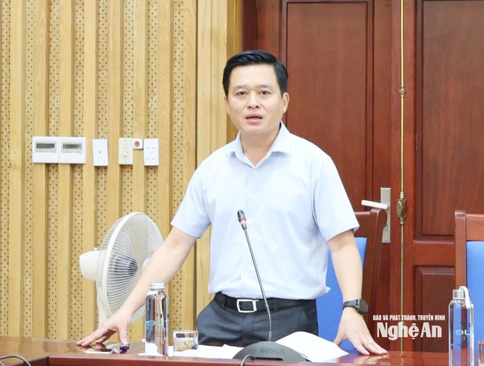 Phó Chánh Văn phòng UBND tỉnh Trần Viết Hải góp ý kiến về việc làm rõ các chỉ tiêu chung và chi tiết tại phụ lục về hỗ trợ cơ sở CNNT và chuyển đổi số. Ảnh: Lê Hằng