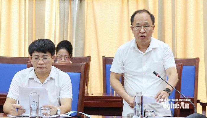 Đồng chí Lê Đức Ánh - Phó Giám đốc Sở Công Thương trình bày Dự thảo Đề án “Phát triển công nghiệp nông thôn trên địa bàn tỉnh Nghệ An giai đoạn 2026 - 2030”. Ảnh: Lê Hằng