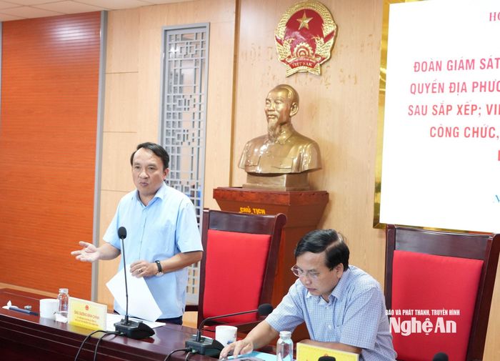 Phó Chủ tịch Thường trực HĐND tỉnh Dương Đình Chỉnh ghi nhận những nỗ lực của các sở, ngành trong vận hành chính quyền địa phương 2 cấp; đồng thời đề nghị tập trung tháo gỡ những khó khăn, vướng mắc phát sinh. Ảnh: T.P