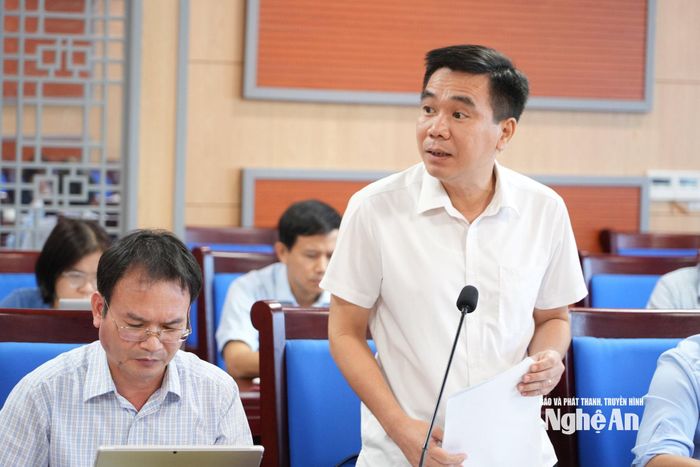 Đại diện Sở Xây dựng giải trình một số vướng mắc về lĩnh vực Sở quản lý. Ảnh: T.P