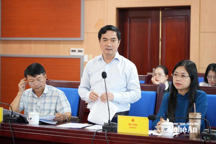Đại diện Sở Nội vụ đề cập vấn đề về chế độ, chính sách đối với cán bộ, công chức, viên chức, người lao động sau sắp xếp. Ảnh: T.P