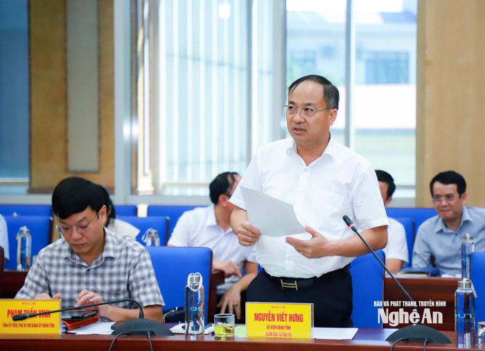 Đồng chí Nguyễn Viết Hưng - Ủy viên Ban Chấp hành Đảng bộ tỉnh, Giám đốc Sở Nội vụ trình bày Tờ trình về phương án quy định khung số lượng, tên gọi các phòng chuyên môn và số lượng Phó Chủ tịch UBND xã, phường trên địa bàn tỉnh. Ảnh: Thành Duy