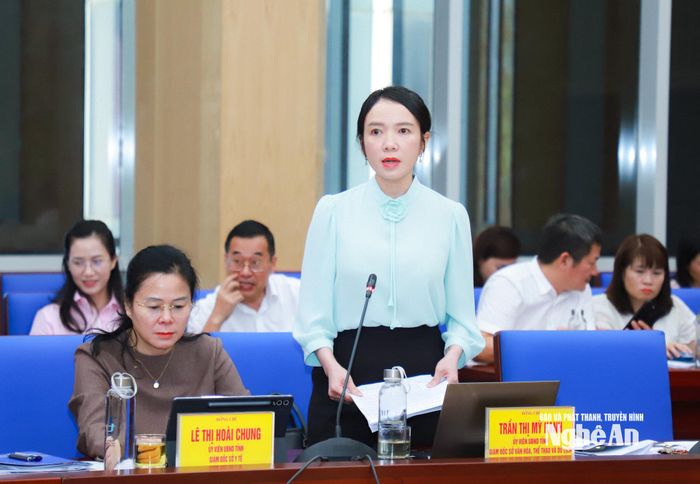 Đồng chí Trần Thị Mỹ Hạnh - Ủy viên Ban Chấp hành Đảng bộ tỉnh, Giám đốc Sở Văn hóa, Thể thao và Du lịch trình bày dự thảo Nghị quyết, Đề án của Ban Chấp hành Đảng bộ tỉnh về phát triển du lịch Nghệ An trở thành ngành kinh tế mũi nhọn trong kỷ nguyên mới. Ảnh: Thành Duy
