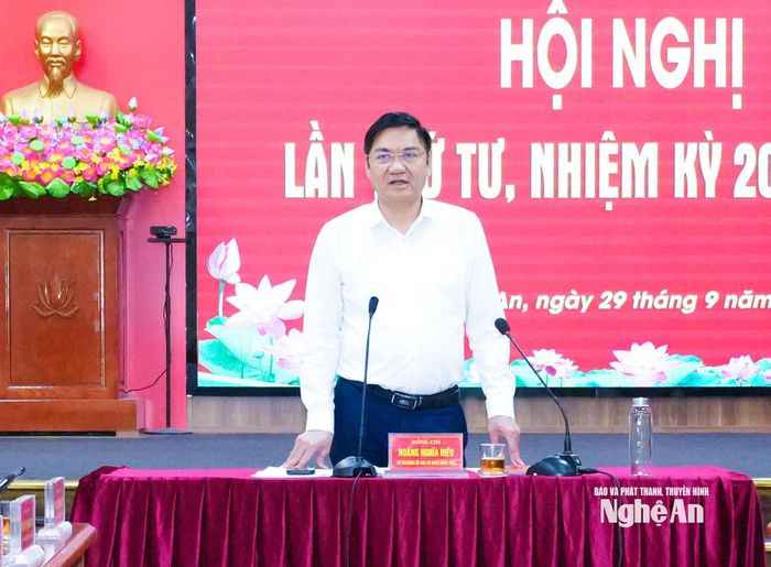 Đồng chí Hoàng Nghĩa Hiếu - Phó Bí thư Thường trực Tỉnh ủy, Chủ tịch HĐND tỉnh, Bí thư Đảng ủy Các cơ quan Đảng tỉnh kết luận phiên họp. Ảnh: Mai Hoa