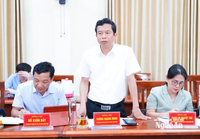 Đồng chí Vương Quang Minh - Ủy viên Ban Chấp hành Đảng bộ Các cơ quan Đảng tỉnh, Hiệu trưởng Trường Chính trị tỉnh nêu ý kiến thảo luận tại phiên họp. Ảnh: Mai Hoa