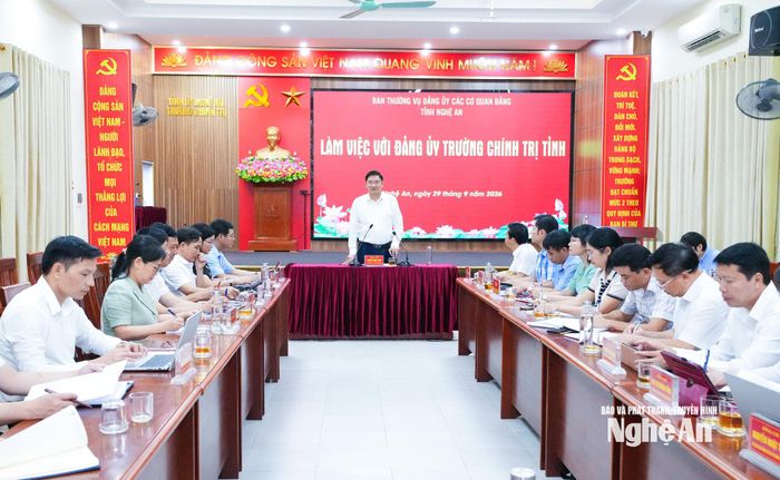 Ban Thường vụ Đảng uỷ các cơ quan Đảng tỉnh làm việc với Đảng uỷ Trường Chính trị tỉnh. Ảnh: Mai Hoa