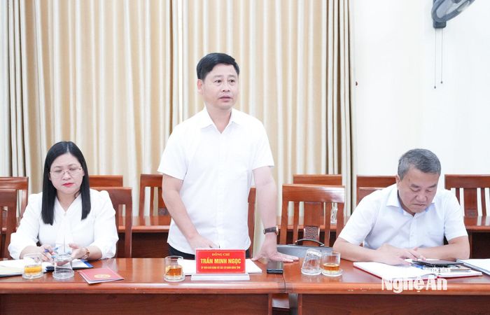 Đồng chí Trần Minh Ngọc - Ủy viên Ban Chấp hành Đảng bộ tỉnh, Ủy viên Ban Chấp hành Đảng bộ Các cơ quan Đảng tỉnh, Bí thư Đảng uỷ, Giám đốc Báo và phát thanh, truyền hình Nghệ An phát biểu tại cuộc làm việc. Ảnh Mai Hoa