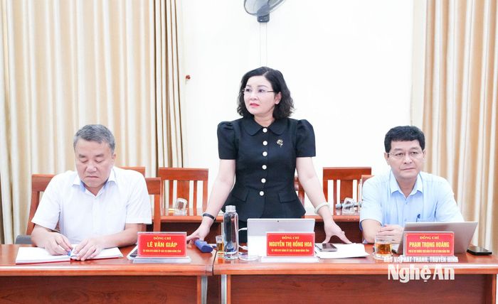 Đồng chí Nguyễn Thị Hồng Hoa - Ủy viên Ban Thường vụ Tỉnh uỷ, Chủ nhiệm Ủy ban Kiểm tra Tỉnh ủy, Ủy viên Ban Thường vụ Đảng uỷ Các cơ quan Đảng tỉnh nêu ý kiến về quan tâm giáo dục chính trị và quản lý cán bộ, đảng viên. Ảnh: Mai Hoa