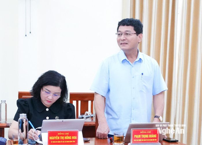 Đồng chí Phạm Trọng Hoàng - Ủy viên Ban Thường vụ Tỉnh uỷ, Trưởng Ban Tổ chức Tỉnh ủy, Phó Bí thư Thường trực Đảng ủy Các cơ quan Đảng tỉnh thảo luận về đẩy mạnh chuyển đổi số và số hoá dữ liệu đảng viên. Ảnh: Mai Hoa