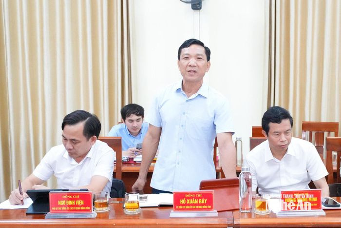 Đồng chí Hồ Xuân Bảy - Phó Trưởng Ban Nội chính Tỉnh uỷ, Ủy viên Ban Thường vụ Đảng uỷ Các cơ quan Đảng tỉnh nêu ý kiến thảo luận tại phiên họp. Ảnh: Mai Hoa