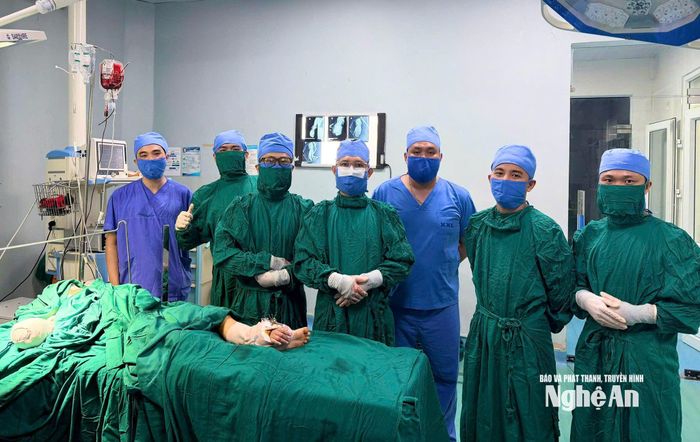 Ê-kíp Bệnh viện Chấn thương - Chỉnh hình Nghệ An thực hiện kỹ thuật tạm thời cấy bàn tay đứt rời vào cẳng chân để duy trì nguồn máu nuôi, tạo cơ hội nối lại bàn tay cho bệnh nhi 8 tuổi. Ảnh: An Duyên