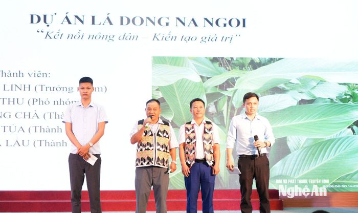 Các thí sinh thuyết minh dự án: Trồng và sản xuất lá dong Na Ngoi. Ảnh: TL