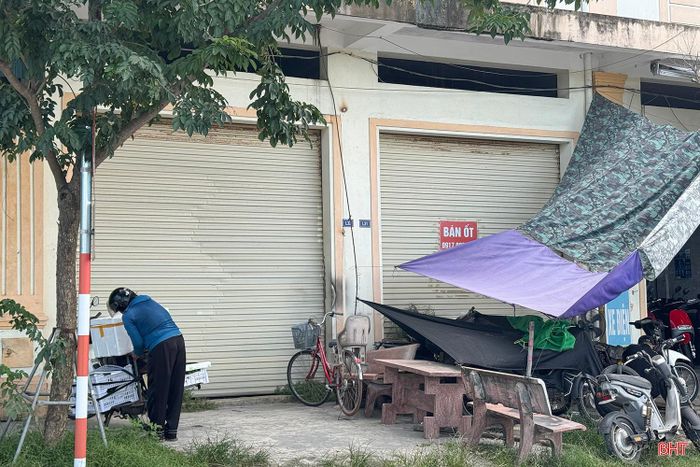 Một dự án chợ với nguồn vốn đầu tư lớn chỉ phát huy hiệu quả khi cơ sở hạ tầng được khai thác đúng công năng và tạo được môi trường kinh doanh thực sự hấp dẫn. Với Bình Hương, bài toán hiện nay không còn nằm ở việc hoàn thiện cơ sở vật chất, mà là làm thế nào để lấp đầy các ki-ốt, tăng lượng người mua, người bán và đưa hoạt động của chợ vào nền nếp, tương xứng với quy mô đầu tư.