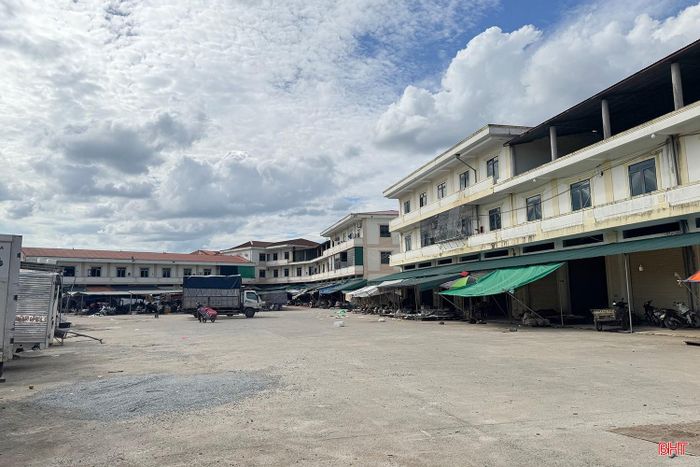 Theo đơn vị quản lý chợ, một trong những nguyên nhân là nhu cầu kinh doanh và sức mua của người dân khu vực xung quanh chưa cao. Khi lượng khách đến chợ chưa ổn định, việc duy trì hoạt động kinh doanh cũng gặp nhiều khó khăn, khiến không ít tiểu thương không mặn mà thuê ki-ốt hoặc đã thuê nhưng không duy trì lâu dài.