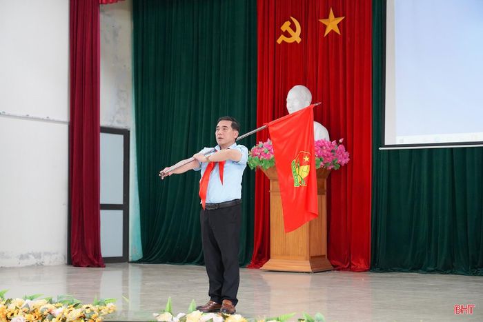 Huấn luyện viên hướng dẫn các nội dung về Điều lệ Đội, Nghi thức Đội TNTP Hồ Chí Minh.