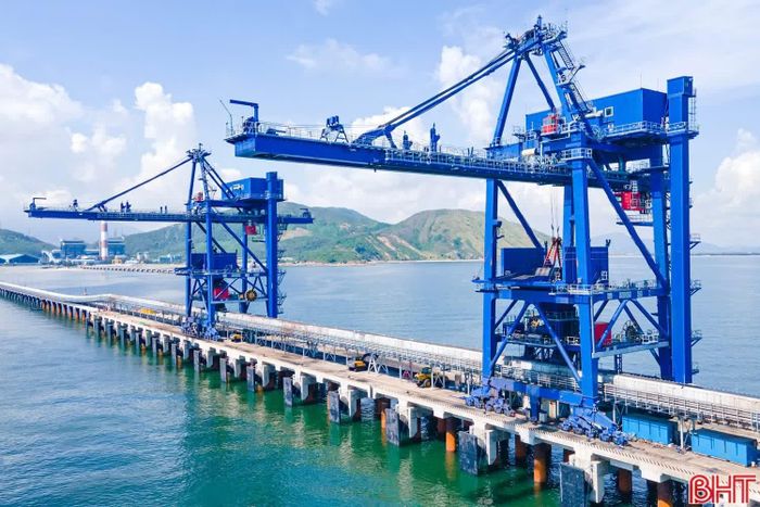 Cầu cảng chuyên dụng của Nhà máy Nhiệt điện Vũng Áng II dài 2.000m.