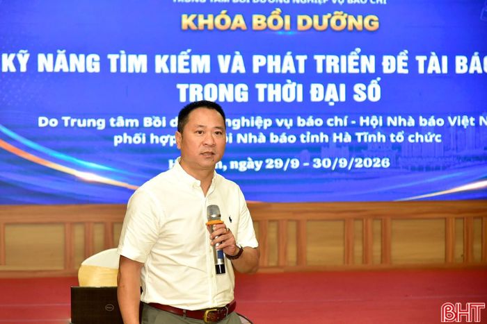 Nhà báo Trần Ngọc Long - Trưởng phòng Truyền thông Đa phương tiện ( Báo Điện tử VietnamPlus - Thông tấn xã Việt Nam) truyền đạt các nội dung về tạo lập dự án, xây dựng dữ liệu (data) và số liệu cá nhân...