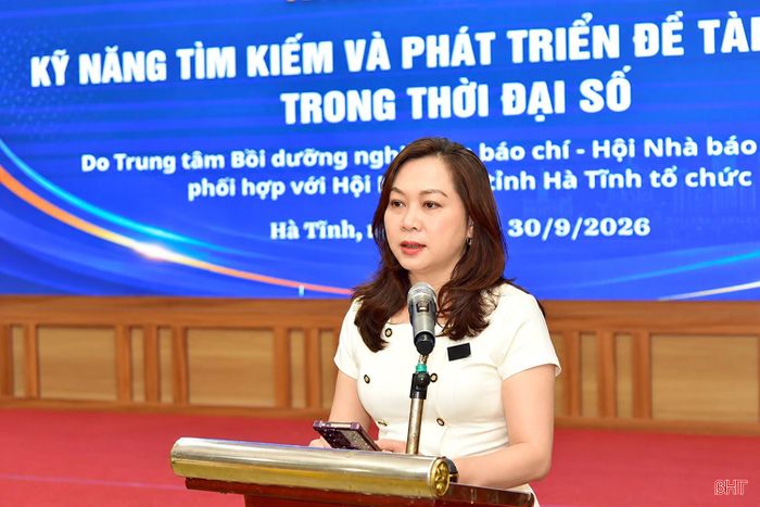  Chủ tịch Hội Nhà báo tỉnh Hà Tĩnh, Phó Giám đốc Báo và phát thanh, truyền hình Hà Tĩnh Trần Thị Phương Hoa phát biểu khai mạc lớp bồi dưỡng. 