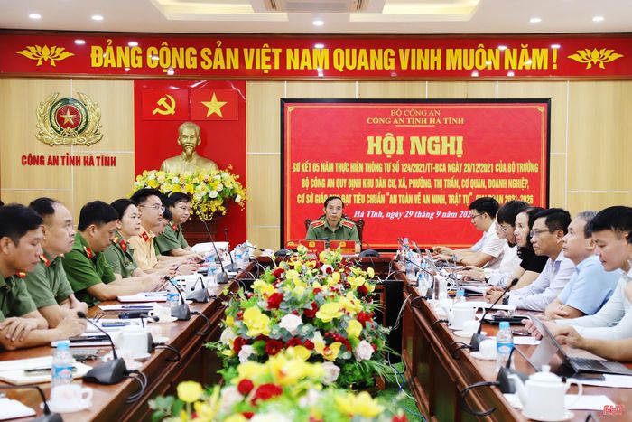 Thiếu tướng Nguyễn Xuân Thao - Ủy viên BTV Tỉnh ủy, Giám đốc Công an tỉnh điều hành điểm cầu Hà Tĩnh.